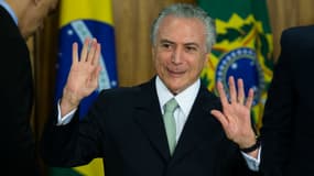 Michel Temer remplace Dilma Roussef. 