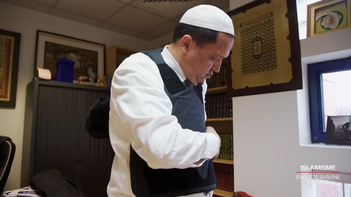 Hassen Chalghoumi, imam de Drancy, est obligé de porter un gilet anti-couteau quand il se rend dans sa mosquée.