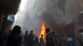 Alep, le 15 décembre 2013, après le bombardement de quartiers rebelles. 76 personnes y ont trouvé la mort.