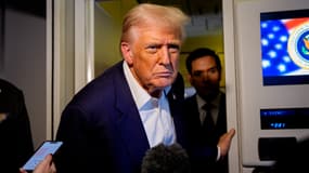 Donald Trump, président des États-Unis, à bord de son avion présidentiel Air Force One le 27 octobre 2025 en route vers le Japon.