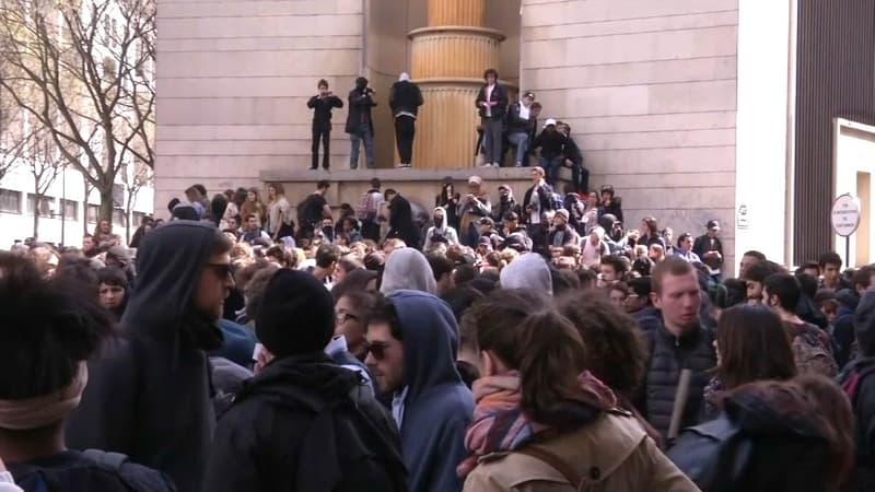 Manifestants à Stalingrad dans le 19e arrondissement de Paris le 14 avril 2016.