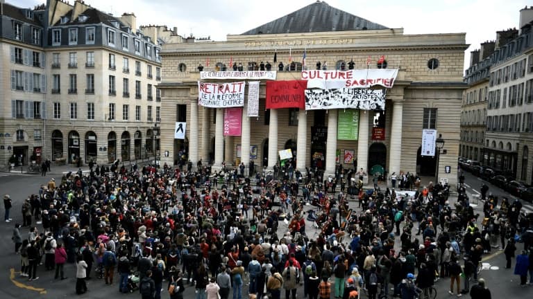 Des musiciens donnent un concert classique devant le théâtre de l'Odéon occupé à Paris, le 27 mars 2021