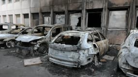 Des voitures brûlées à Neuilly-sur-Marne.