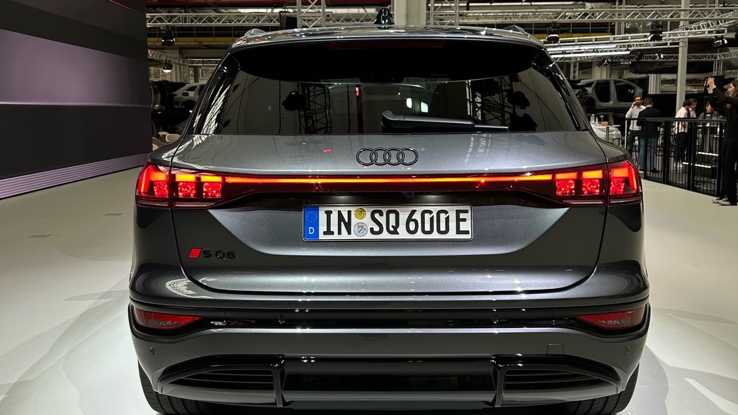 Les designers se sont inspirés des lignes de l’e-tron GT, la berline coupé symbole de l’électrique chez Audi, pour les lignes de ce nouveau Q6. Les designers se sont inspirés des lignes de l’e-tron GT, la berline coupé symbole de l’électrique chez Audi, pour les lignes de ce nouveau Q6.
