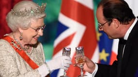 La reine Elizabeth II et François Hollande, vendredi soir, à l'Elysée.