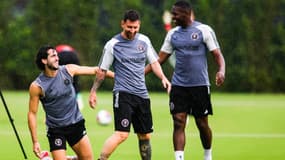 Lionel Messi à l'entraînement avec Leonardo Campana (à g) et Kamal Miller (à d)