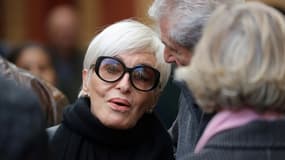 La chanteuse Nicole Croisille (à gauche) et le réalisateur français Claude Lelouch (à droite) assistent à la cérémonie funéraire du compositeur Francis Lai le 14 novembre 2018, à la Cathédrale Sainte-Réparate de Nice, dans le sud-est de la France