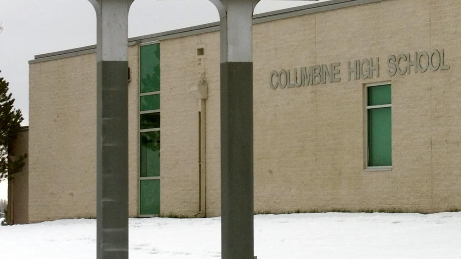 Vue du lycée Columbine, lieu d'une célèbre fusillade aux Etats-Unis en 1999. Vue du lycée Columbine, lieu d'une célèbre fusillade aux Etats-Unis en 1999.