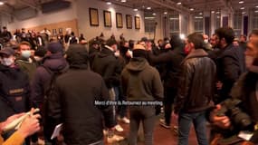 Un membre du service d'ordre d'Éric Zemmour remercie les manifestants violents lors du meeting à Villepinte. 05/12/21