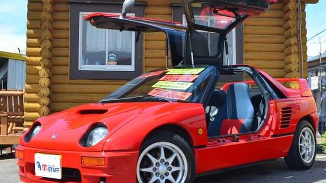 Des portes papillon, des prises d'air dignes d'une Ferrari, mais seulement 3,29 mètres de longeur. La Mazda AZ-1, la folie à la japonaise !