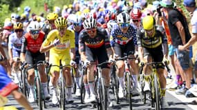 Le peloton lors de la 6e étape du Tour de France, avec Tadej Pogacar en jaune, le 10 juillet 2025.