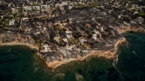 Vue de Mati, ravagé par les flammes. 