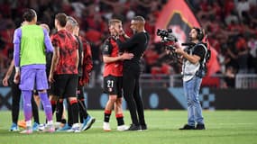 Valentin Rongier avec son entraîneur Habib Beye après la victoire de Rennes au Roazhon Park, 15 août 2025