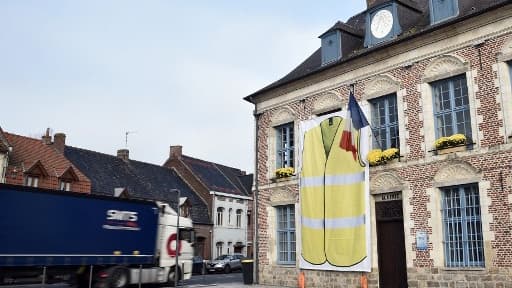 La mairie de Morbecque et le gilet jaune géant