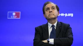 Roger Karoutchi lors d'une conférence de presse de Jean-François Copé lors de la crise interne du parti, en novembre 2012.