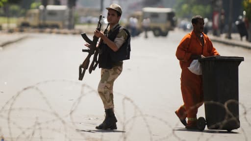 Un soldat égyptien patrouille dans une rue du Caire désertée, le 23 août 2013.