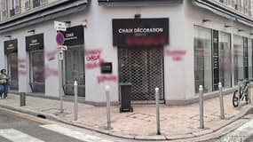 Des tags ont été découverts sur la façade du magasin du député Bernard Chaix (UDR).