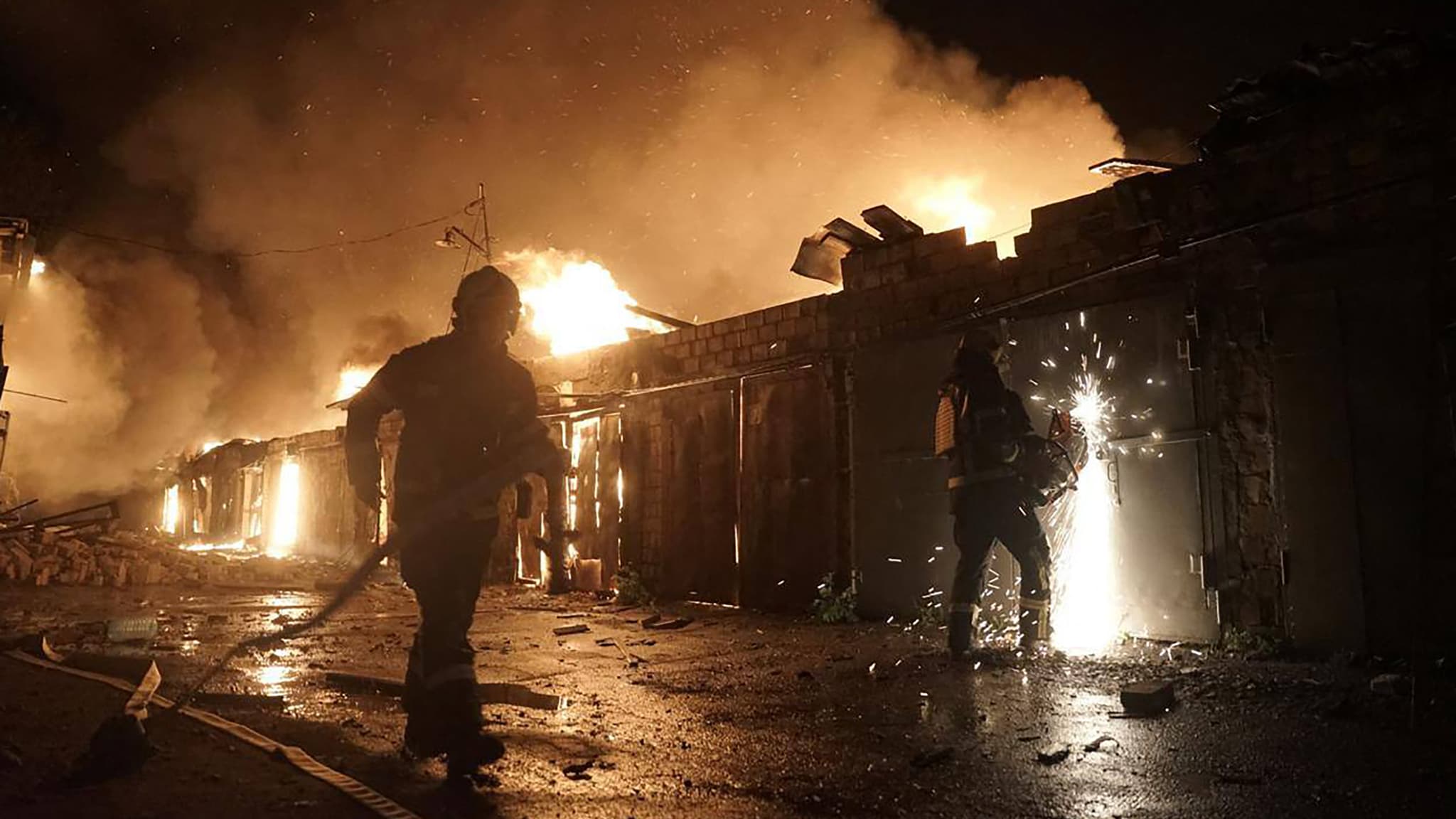 Cette photo prise et diffusée par le service d'urgence de l'Ukraine le 24 avril 2025 montre des sauveteurs ukrainiens éteignant en urgence un incendie sur le site d'une attaque de missiles russes à Kiev (Ukraine), dans le cadre de l'invasion russe de l'Ukraine. Cette photo prise et diffusée par le service d'urgence de l'Ukraine le 24 avril 2025 montre des sauveteurs ukrainiens éteignant en urgence un incendie sur le site d'une attaque de missiles russes à Kiev (Ukraine), dans le cadre de l'invasion russe de l'Ukraine.