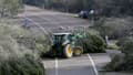 Des agriculteurs bloquent l'autoroute A7 reliant l'Espagne à la France avec des tracteurs dans la région de Catalogne, à Pontos, près de Figueras, à 40 km de la frontière, le 27 février 2024. 
