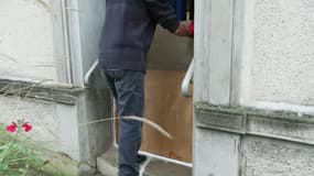 Des parpaings installés devant une maison en Seine-et-Marne pour faire face aux crues le 9 octobre 2024