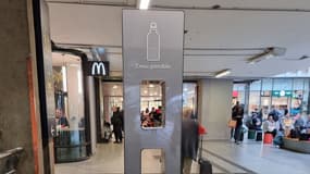 Une fontaine à eau installée gare Montparnasse à Paris (photo d'illustration).