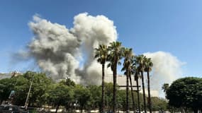 Des fumées s'élèvent après des frappes israéliennes près du quartier général de l'armée syrienne et du ministère de la défense à Damas, le 16 juillet 2025.
