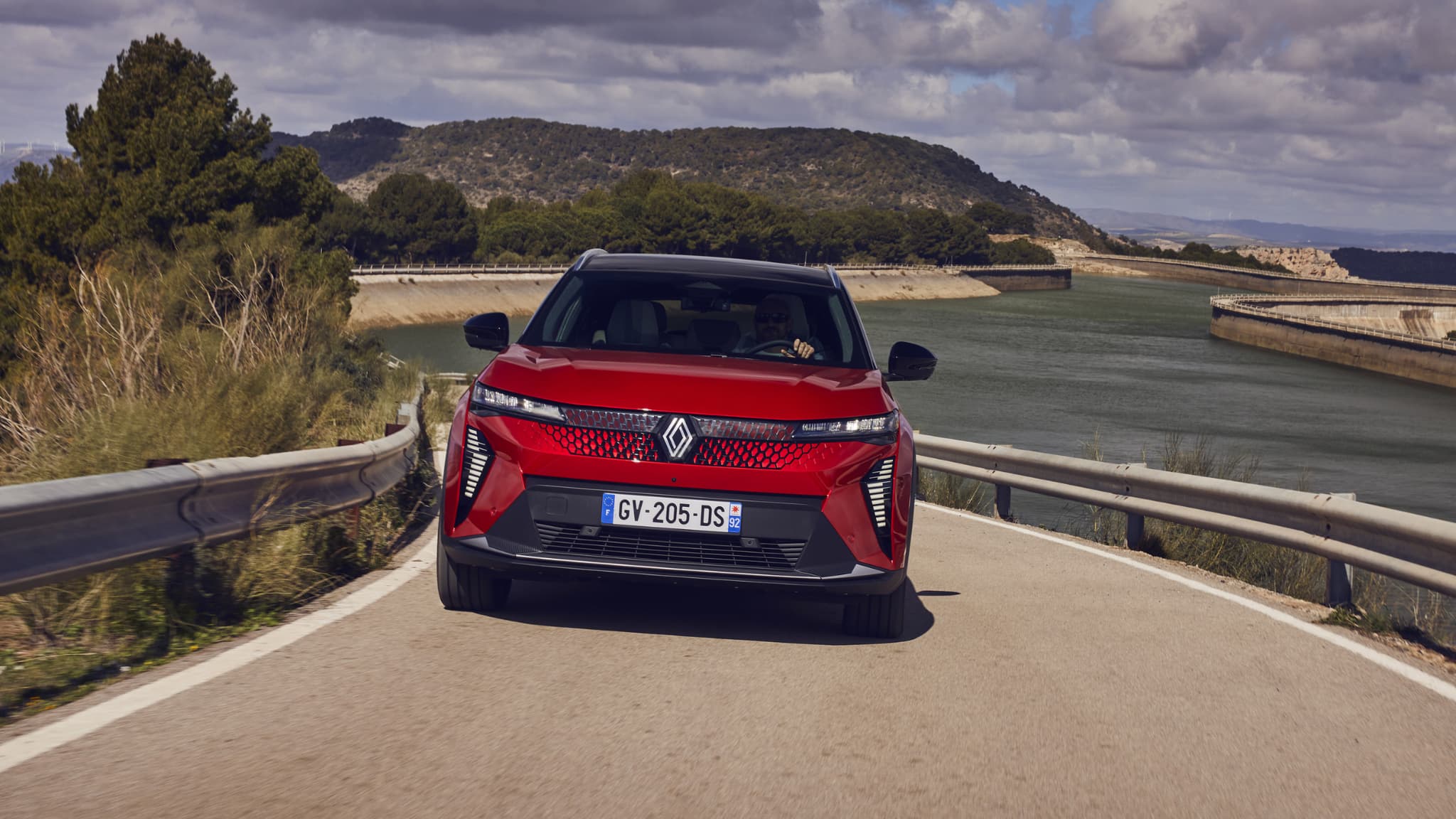 Avec la batterie 87 kWh, le Scénic offre plus de 600 km d'autonomie officielle. Avec la batterie 87 kWh, le Scénic offre plus de 600 km d'autonomie officielle.
