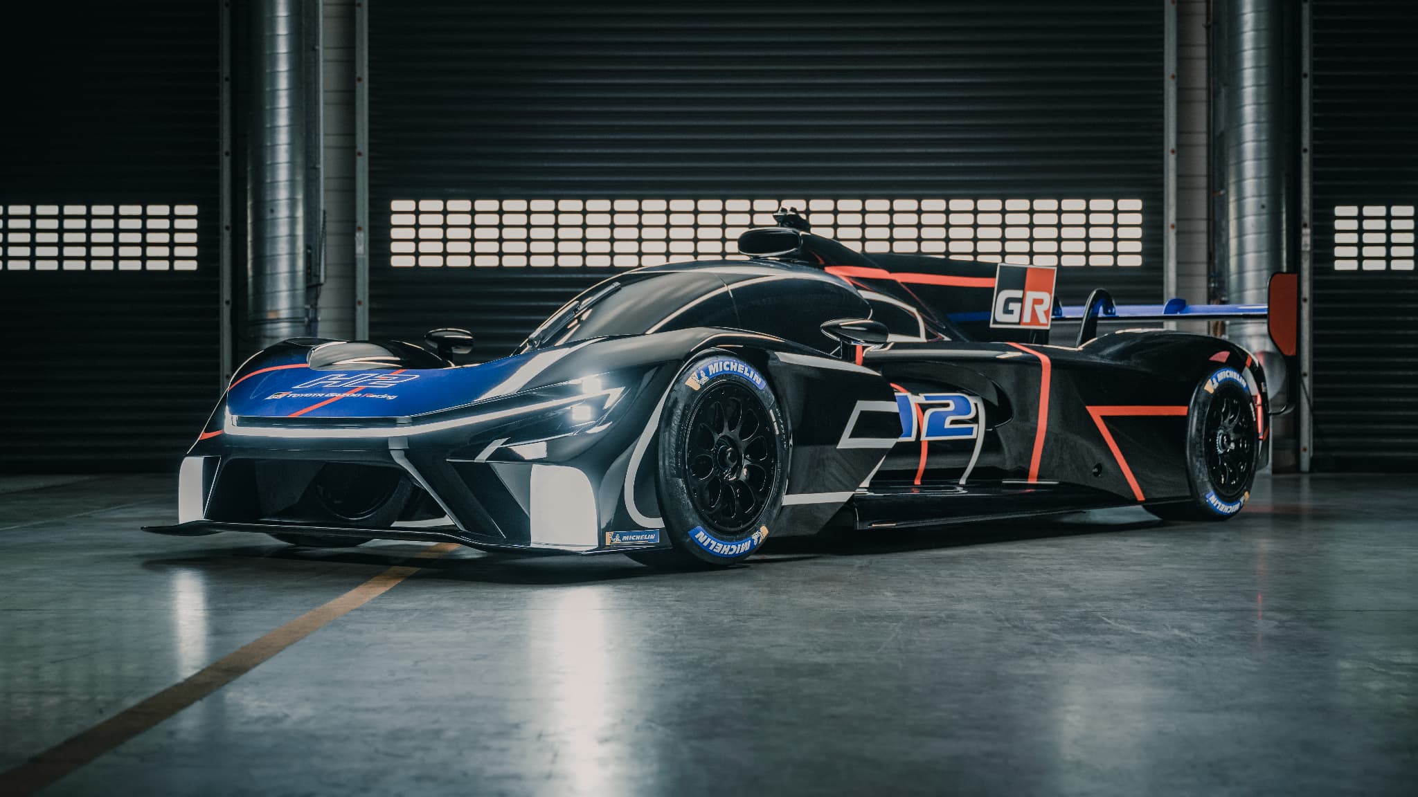 Lors d'une conférence de presse qui s’est déroulée sur le Circuit de la Sarthe le 9 juin, le président de Toyota, Akio Toyoda, a dévoilé en première mondiale un prototype de voiture de course à moteur à hydrogène, le "GR H2 Racing Concept". Lors d'une conférence de presse qui s’est déroulée sur le Circuit de la Sarthe le 9 juin, le président de Toyota, Akio Toyoda, a dévoilé en première mondiale un prototype de voiture de course à moteur à hydrogène, le "GR H2 Racing Concept".