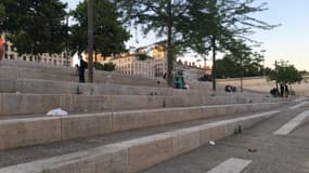 Les quais du Rhône étaient encore jonchés de détritus lundi matin.