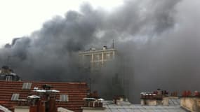 Une épaisse fumée se dégage de l'immeuble, de la rue de Meaux, jeudi matin.