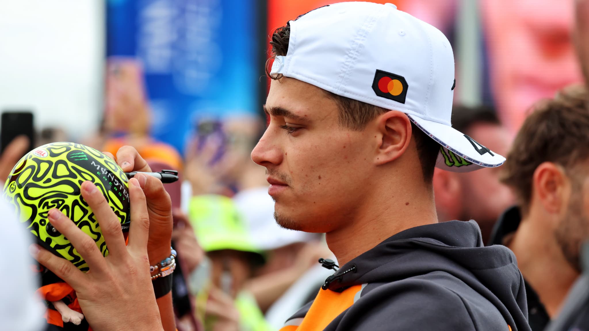 Lando Norris avec les supporters de McLaren, le 6 juillet 2025.