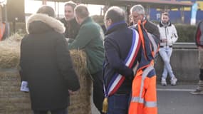 Des élus et des riverains sont venus apporter leur soutien aux agriculteurs.