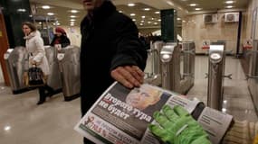 Distribution de journaux gratuits dans le métro de Moscou. Vladimir Poutine, élu dimanche dès le premier tour à la présidence russe, doit faire face à de nouvelles manifestations lundi lancées à l'appel de l'opposition qui dénonce des fraudes massives. Se