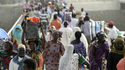 Des personnes passent la frontière entre le Tchad et le Cameroun sur le pont N'Gueli, près de N'Djamena, le 4 avril 2015