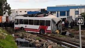 Une collision entre un bus et un train a fait 5 morts et plus de 50 blessés