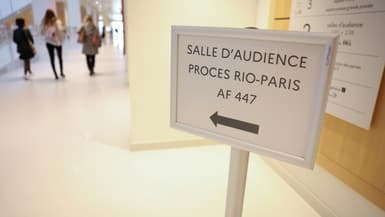 Les parties civiles arrivent au tribunal pour le procès du crash en 2009 du vol Rio-Paris, le 10 octobre 2022 à Paris