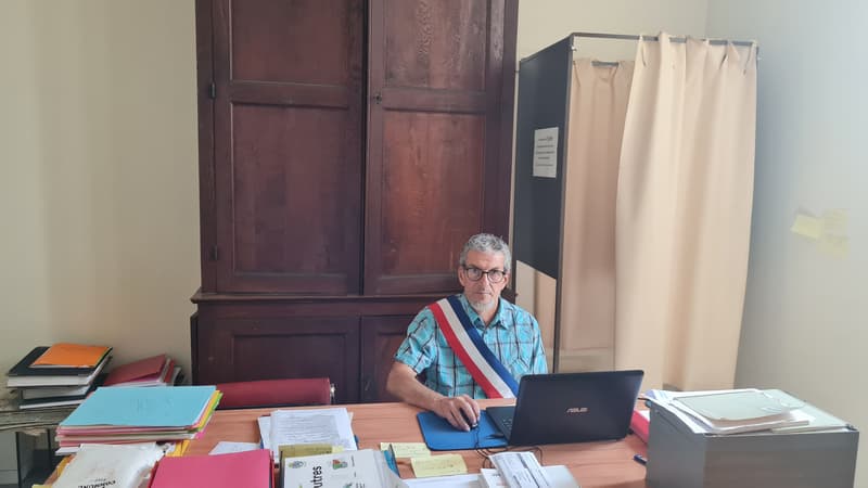 Daniel Carrier, maire de Val-Mont, commune de Côte-d'Or, dans son bureau.