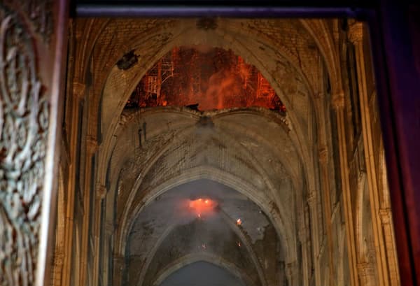 L'incendie à Notre-Dame de Paris vu de l'intérieur. 