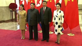 À gauche, Kim Jong Un et son épouse Ri Sol Ju lors de leur visite à Pékin, à droite le président chinois Xi Jinping et sa femme Peng Liyuan
