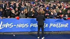 Les supporters français saluent Fabien Galhtié lors du VI Nations 2022