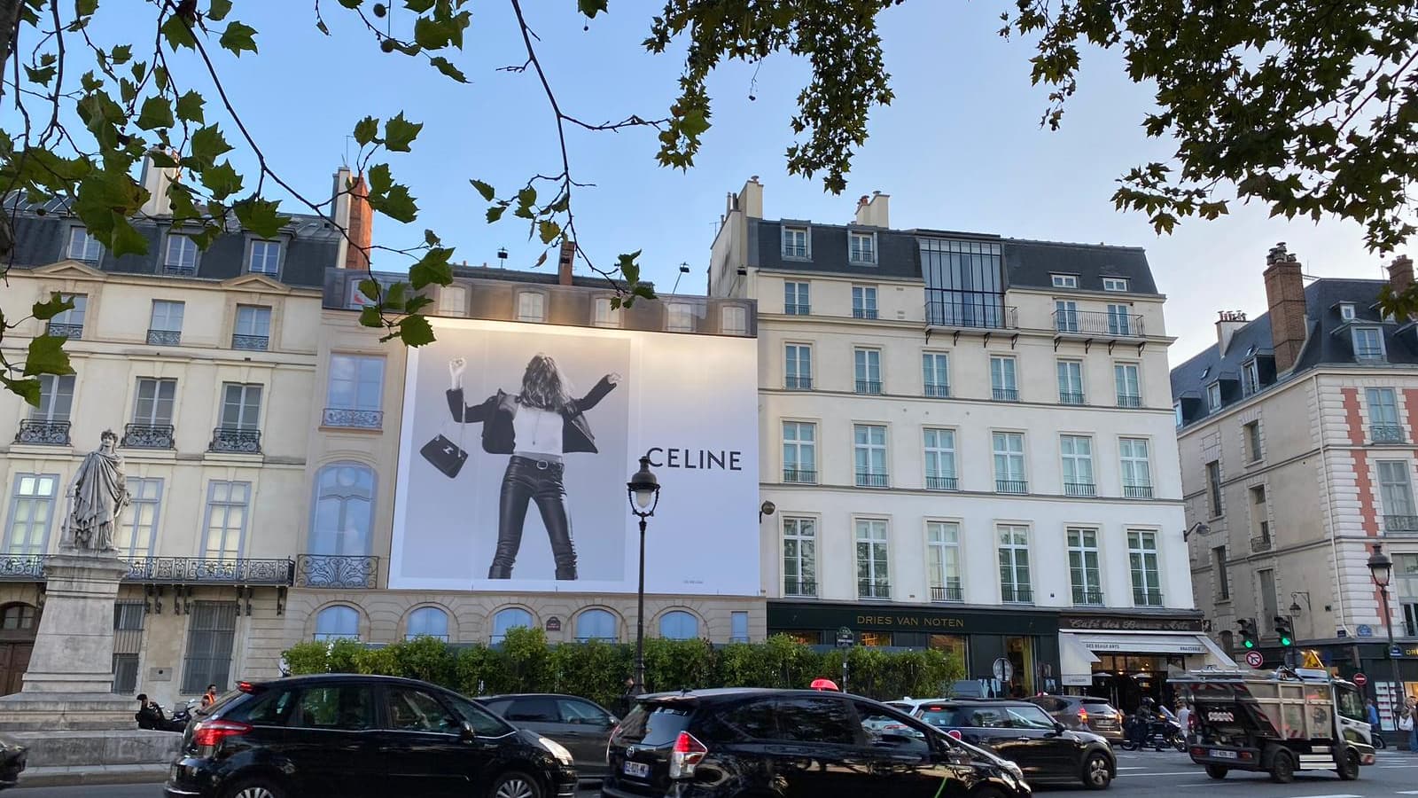 Une bâche publicitaire apposée sur un immeuble parisien, le 26 septembre 2023, sur les quais de scène dans le 6e arrondissement de la capitale. Une bâche publicitaire apposée sur un immeuble parisien, le 26 septembre 2023, sur les quais de scène dans le 6e arrondissement de la capitale.