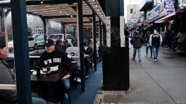 Des supporters des Yankees de New York attablés sur la terrasse d'un restaurant le 1er avril 2021 à l'occasion du lancement de la saison de baseball aux Etats-Unis.