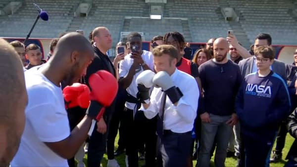 Emmanuel Macron fait de la boxe lors d'un déplacement à Saint-Denis