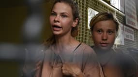 La call-girl bélarusse Anastasia Vachoukevitch (c), connue sous le pseudonyme de Nastia Ribka, arrive au tribunal avec une autre détenue, le 17 avril 2018 à Pattaya, en Thaïlande