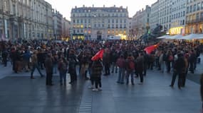 Après le déclenchement par le gouvernement de l'article 49.3 pour faire passer la réforme des retraites, une manifestation spontanée a eu lieu à Lyon.