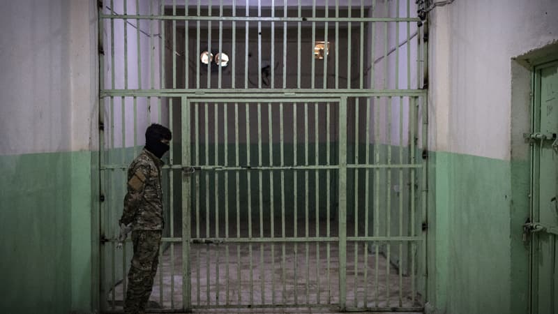 Un garde kurde de la prison de Hassaké (Syrie) le 26 octobre 2019