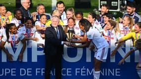 Jean-Michel Aulas et Wendie Renard soulèvent la Coupe de France féminine, le 13 mai 2023.