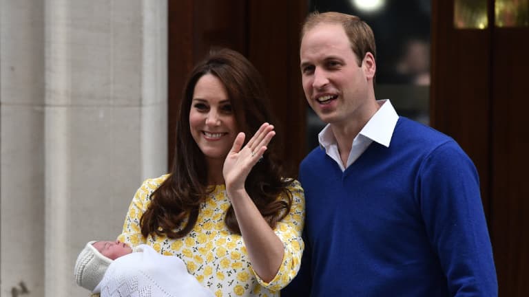 Le Prince William et son fils George devant la maternité.