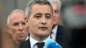 Le ministre de la Justice Gérald Darmanin devant la prison de Toulon-La Farlède, près de Toulon, le 15 avril 2025