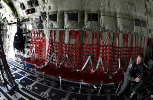 Garrett Black, météorologue de l'armée américaine, dans son son avion "chasseur d'ouragans" WC-130 à Miami le 12 mai 2017 Garrett Black, météorologue de l'armée américaine, dans son son avion "chasseur d'ouragans" WC-130 à Miami le 12 mai 2017